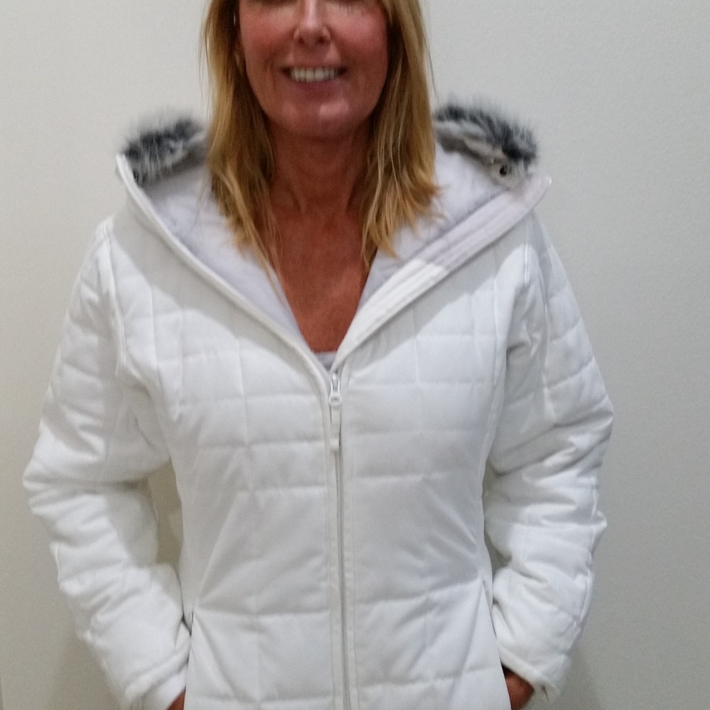 LIGHT CREAM SKI JACKET WITH GREY WHITE FUR COLLAR